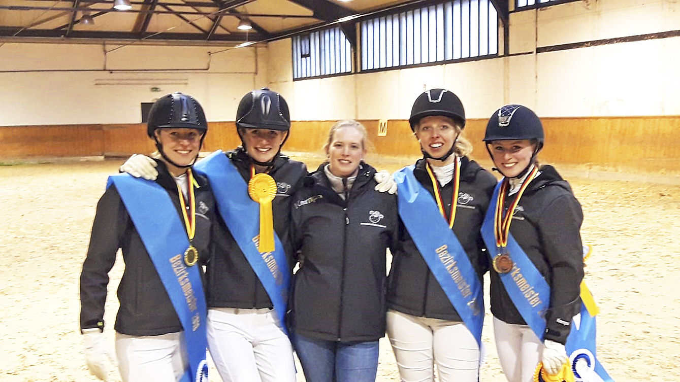 So sehen Sieger aus (v.li.): Corinna Melchien, Kim Meyer, Ineke Werner, Katja Rehfinger und Lara Ehlen freuen sich über den Titelgewinn Fotos: KRV Stade