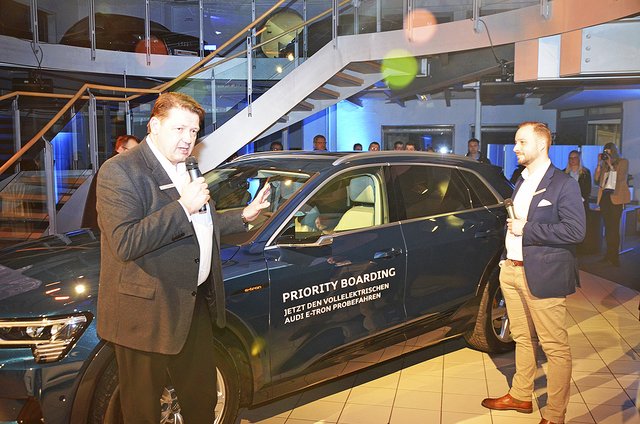 Verkaufsberater Stefan Balzer (li.) und Rene Freitag stellten die neue Technik des Audi e-Tron vor