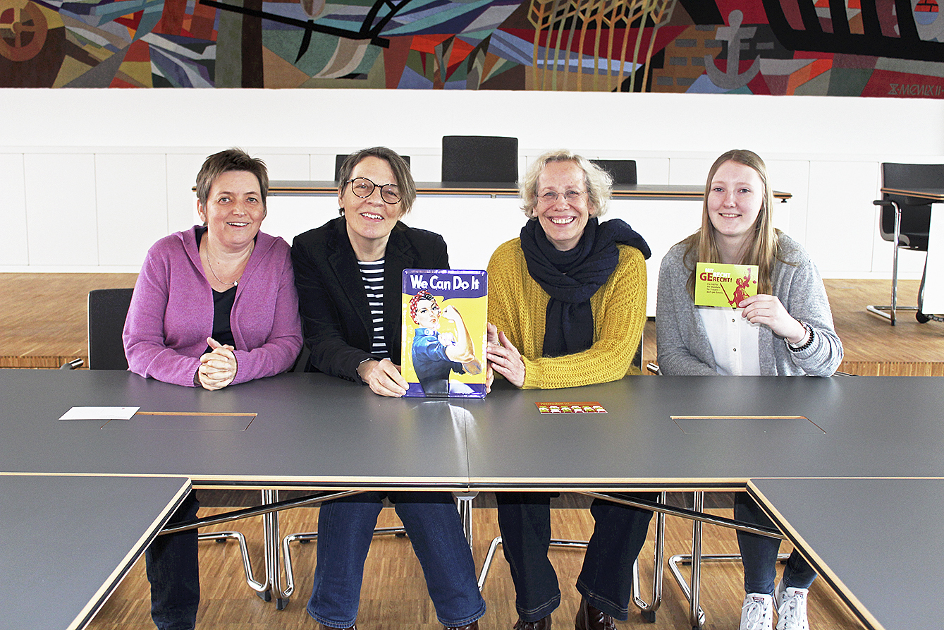 Wollen Frauen motivieren, sich politisch zu engagieren: die Gleichstellungsbeauftragten Gabi Schnackenberg (v.li.), Anne Behrends und Karina Holst sowie Praktikantin Laura Kück