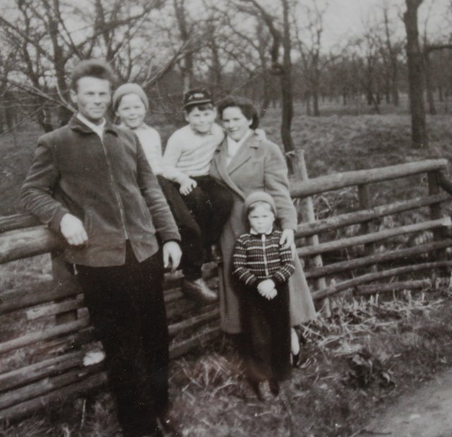 Adolf und Edith Sumfleth mit ihren Söhnen Rolf (v.li.), Uwe und Gerd