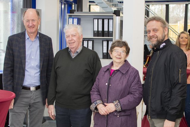Samtgemeinde-Bürgermeister Hans-Heinrich Höper (v li.) mit den Eheleuten Stemmer und Ole Bernatzki | Foto: AHD