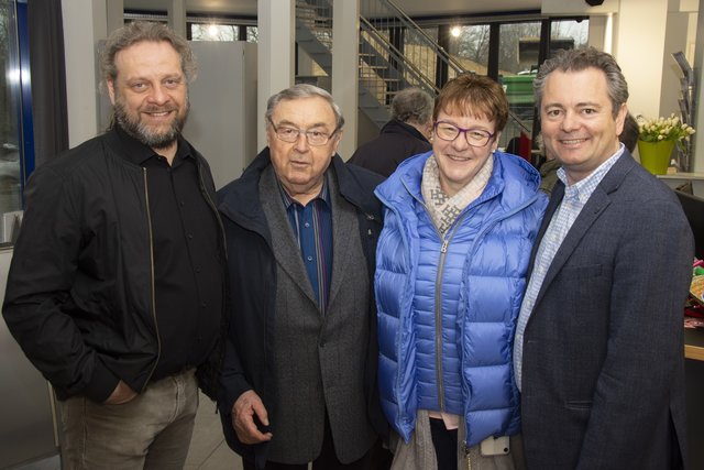 WOCHENBLATT-Geschäftsführer Stephan Schrader (v. re.), Kerstin Witte und ihr Vater Karld Witte gratulierten Ole Bernatzki zum Umzug | Foto: AHD