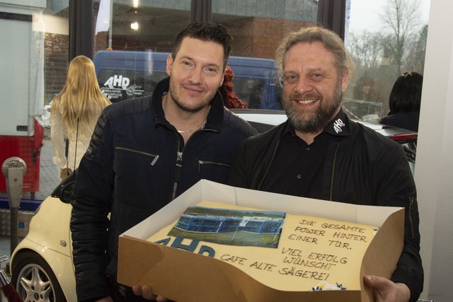 Michael Schröder (Café Alte Sägerei, li.) hatte ein leckeres Geschenk für Ole Bernatzki | Foto: AHD