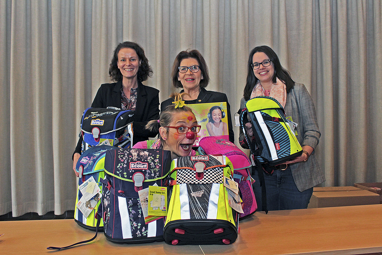 Ilka von Busch (v.li.), Ilo Heueck und Jenny Rinka präsentieren mit der Krankenhaus-Clownin Karotti die neuen Ranzen Foto: jab