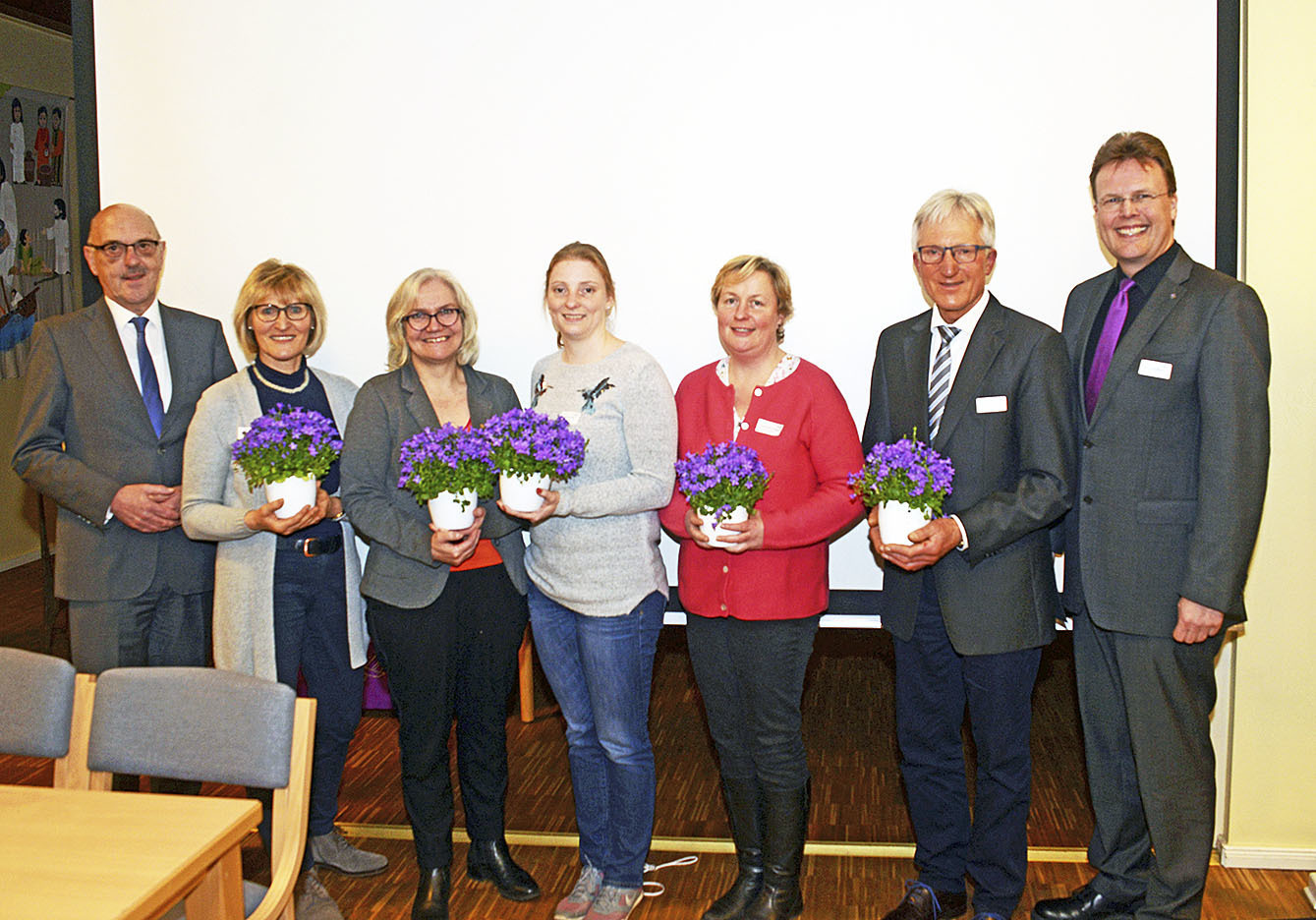 Der neue Kirchenkreistags-Vorstand (v. re.): Superintendent Christian Berndt, Vorsitzender
Hermann Poppe, Vize-Vorsitzende Katharina Krieger, die Beisitzerinnen Stephanie Hiller,
Anke Meyn und Gerlinde Wippich sowie Landessuperintendent Dieter Rathing Foto: Wilfried Staake