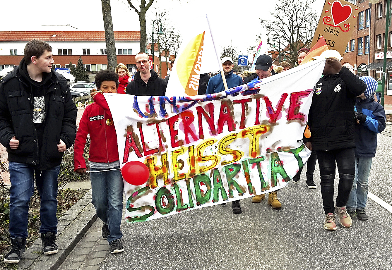 Mit kreativen Transparenten trugen die
Neu Wulmstorfer ihre Botschaft in die Öffentlichkeit