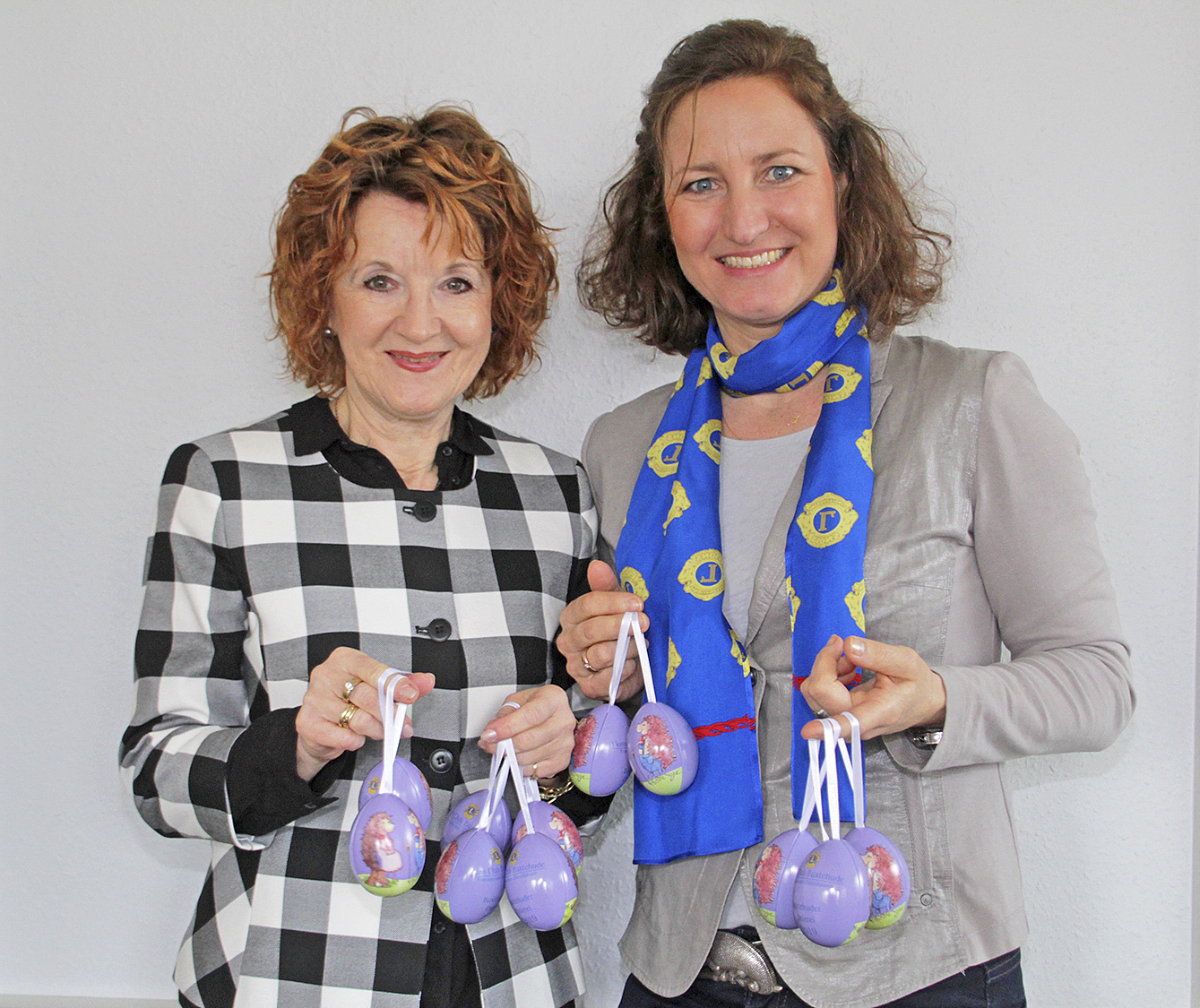 Nora Sielbeck (li.) und Tanja van der Vorst freuen sich über den Verkaufsstart der Lions Ostereier Foto: tk