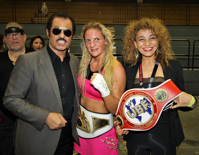 Nach der erfolgreichen Titelverteidigung erhielt Alicia Melina Kummer (Mi.) Glückwünsche von Kiez-Legende Kalle Schwensen und dessen Freundin Belgin Gohregen