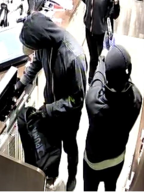 Wer kennt die beiden Täter? | Foto: Polizei