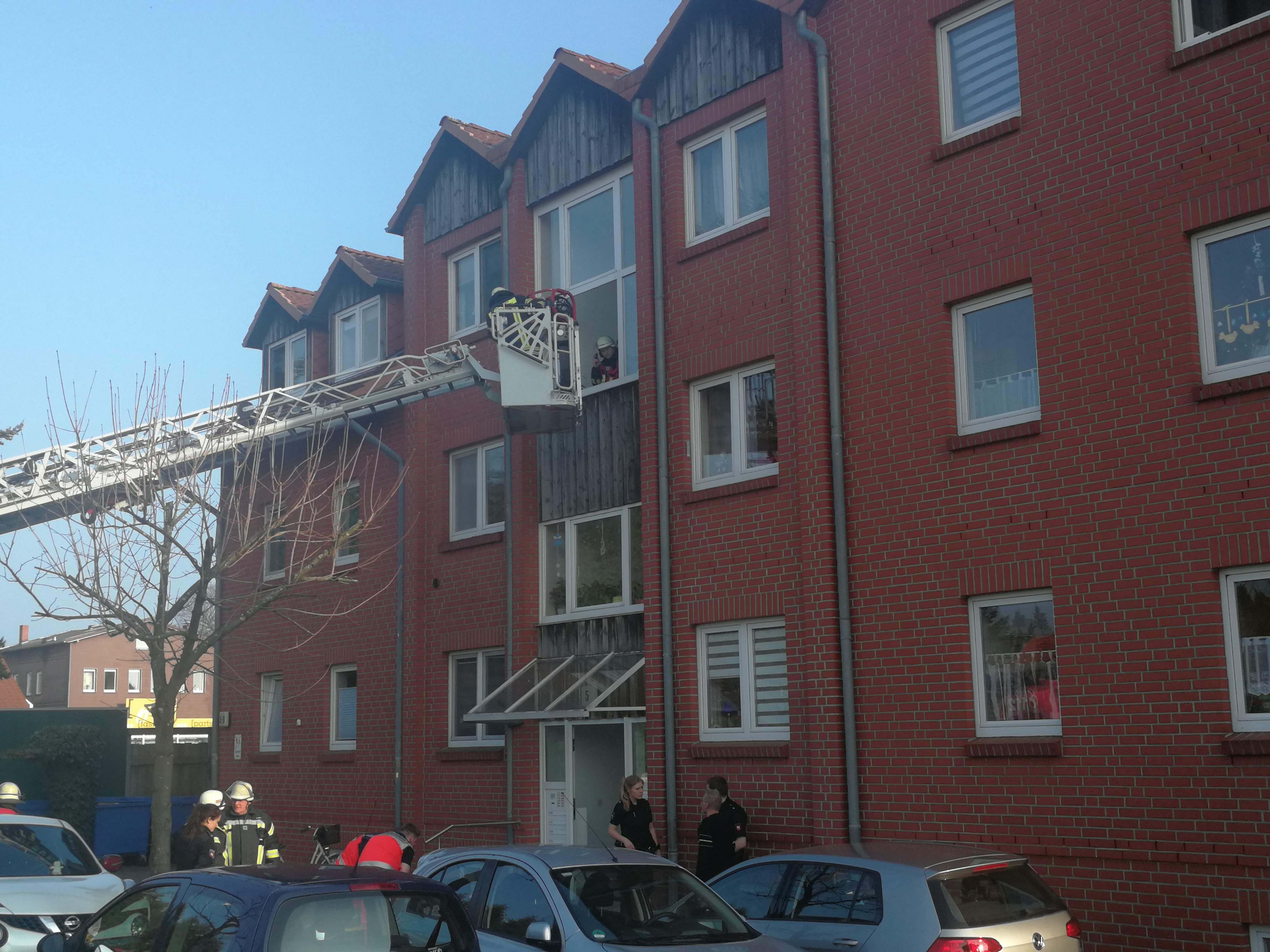 Über die Drehleiter wurde der Überdruckbelüfter an Haus gefahren
