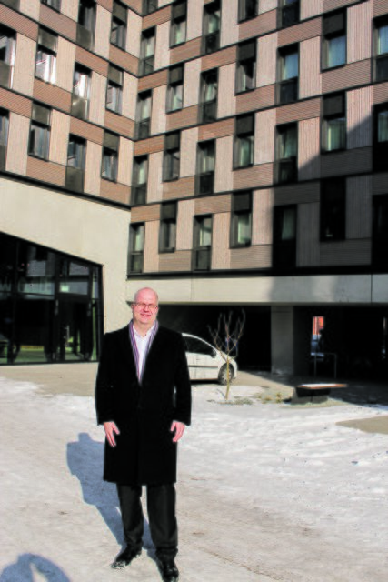Torsten Rieckmann vor dem "Woodie"