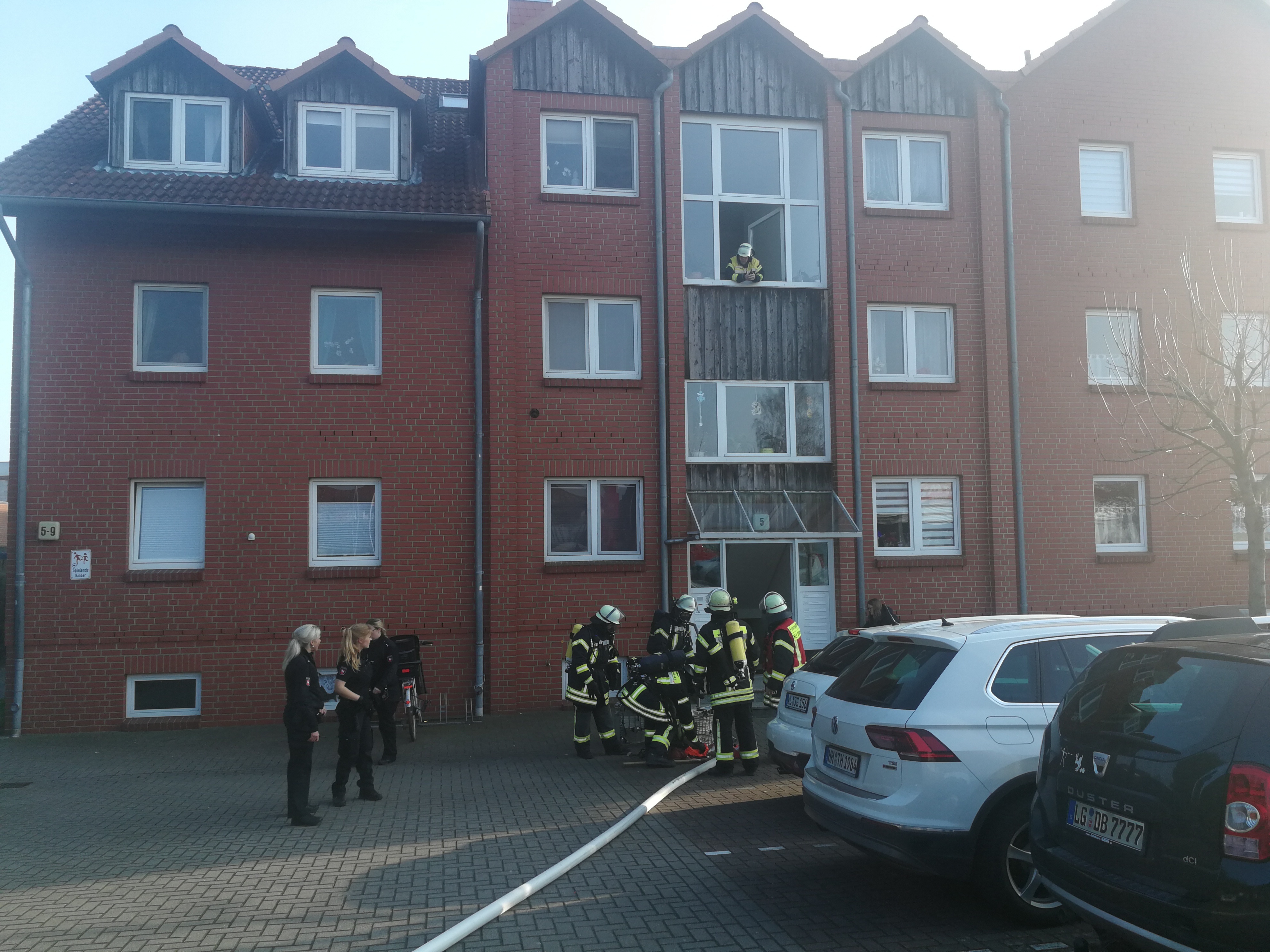 Retter haben einen Löschschlauch bis zum Haus verlegt