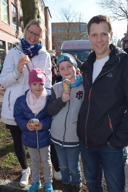 Ariane, Elaina Finna und Ingo Nebendahl (v. li.) waren vor allem auf die Food-Trucks gepannt