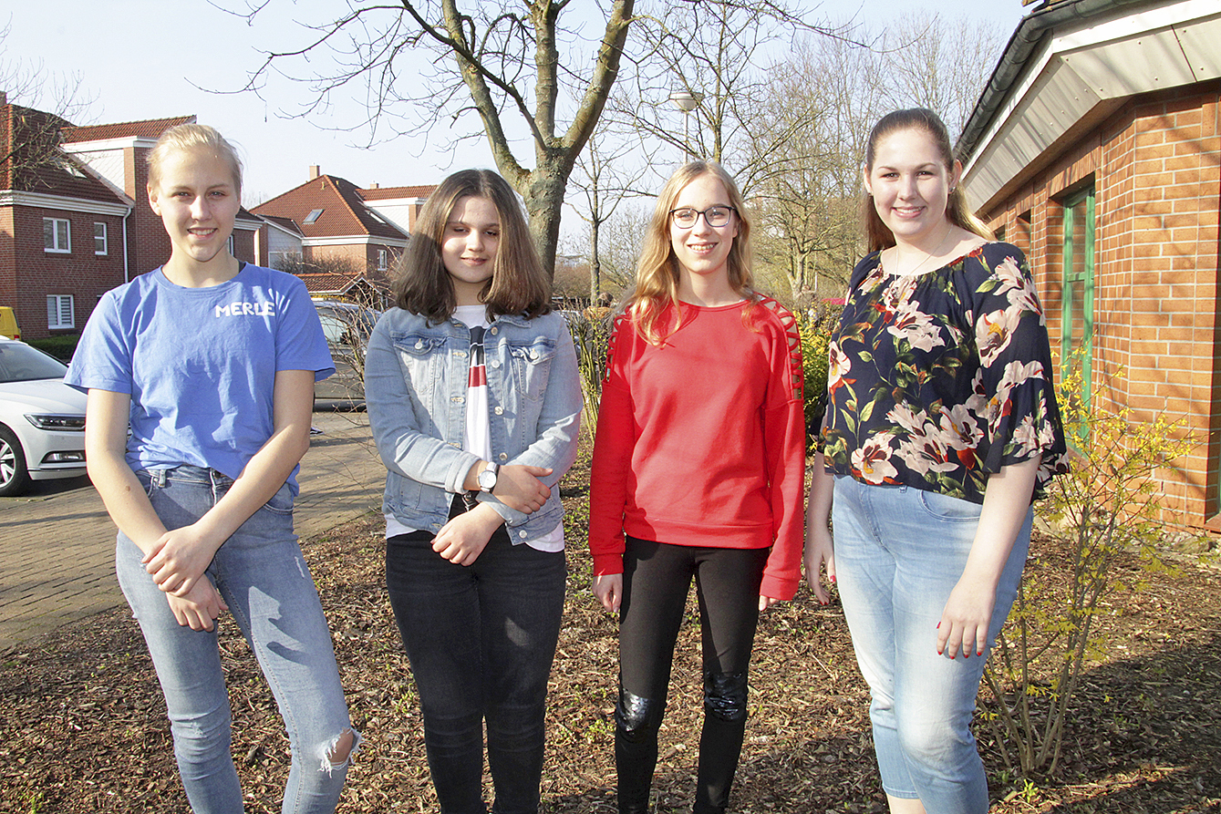 Merle, Hannah, Pia und Charlene (v.li.) haben sich kreative
Gedanken über den Begriff Freiheit gemacht Foto: tk