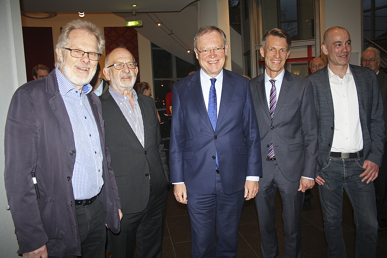 Beim Empfang in der Empore: (v. li.) Prof. Dr. Götz von Rohr (Ex-Bürgermeister von Buchholz und Verfasser der Chronik zum Ortsvereinsjubiläum), Ex-Bundestagsabgeordneter Prof. Dr. Ingomar Hauchler, Ministerpräsident Stephan Weil, Buchholz' Bürgermeister Jan-Hendrik Röhse und SPD-Ortsvereinsvorsitzender Martin Gerdau
