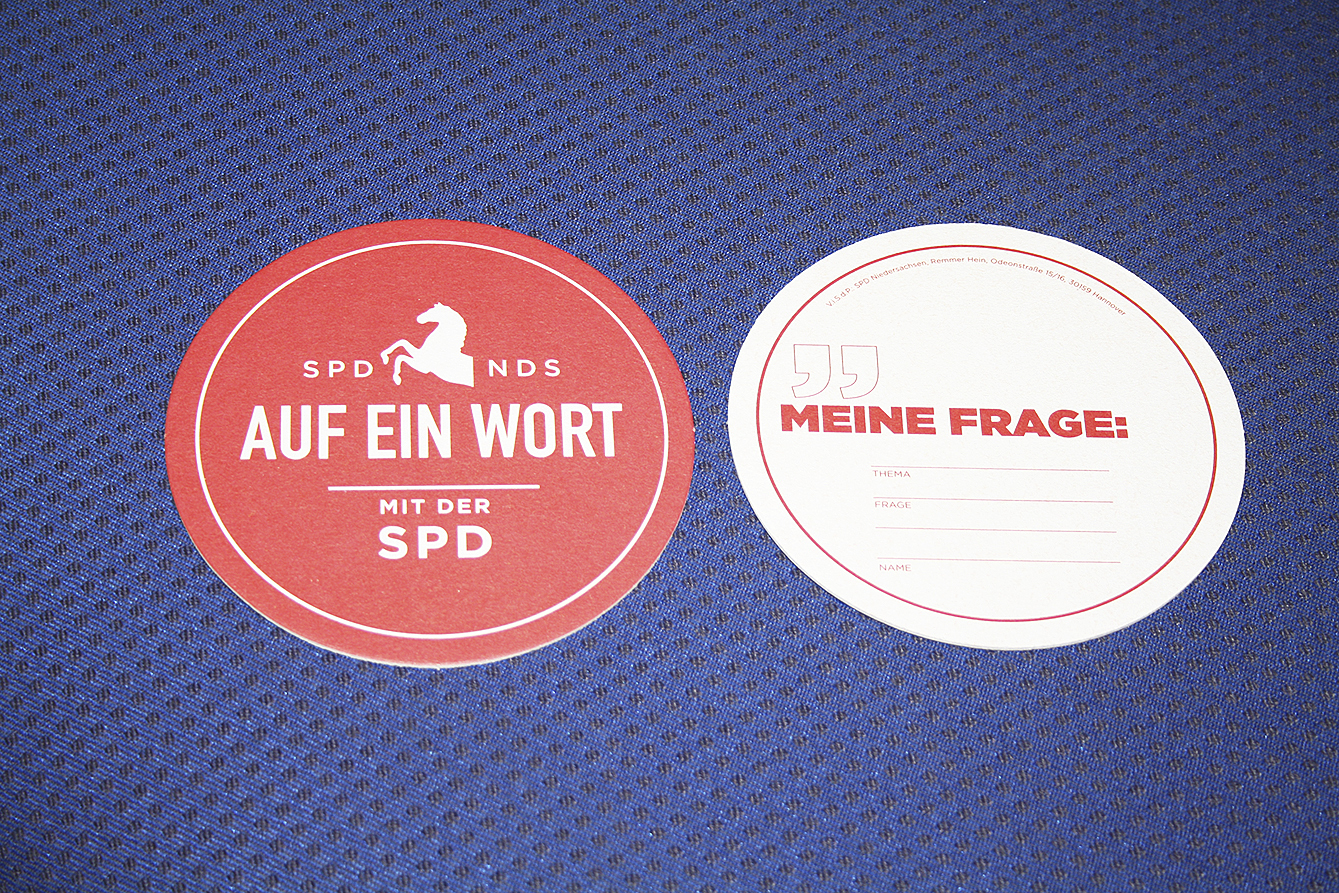 Auf Bierdeckeln konnten die Gäste Fragen an Stephan Weil formulieren