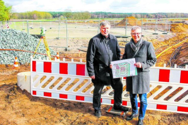 Hanstedt möchte gebürtigen Hanstedtern die Möglichkeit bieten, in ihrem eigenen Dorf Eigenheimbesitzer zu werden. Im neuen Baugebiet "Am Mühlenweg" sind daher zehn Grundstücke für eine besondere Personengruppe reserviert. Unter anderem haben Kandidaten, die zum Zeitpunkt der Bewerbung nicht in Hanstedt wohnen, jedoch vor ihrem 21. Lebensjahr mindestens zehn Jahre dort zu Hause waren, bessere Chancen, ein Grundstück zu bekommen.