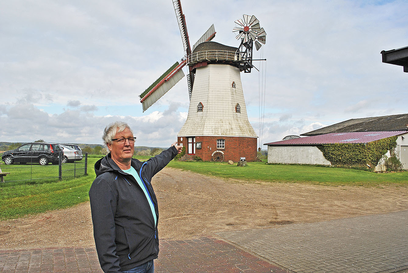 Vor der über 120 Jahre alten Eyendorfer Windmühle: Vereinsvorsitzender Werner Borrée Foto: ce