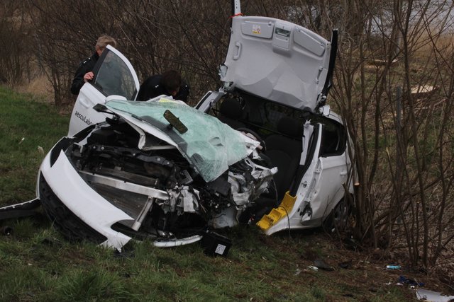 Der Opel krachte frontal mit dem Transporter zusammen. Um den eingeklemmten Fahrer zu befreien, musste die Feuerwehr das Dach des Pkw öffnen | Foto: thl