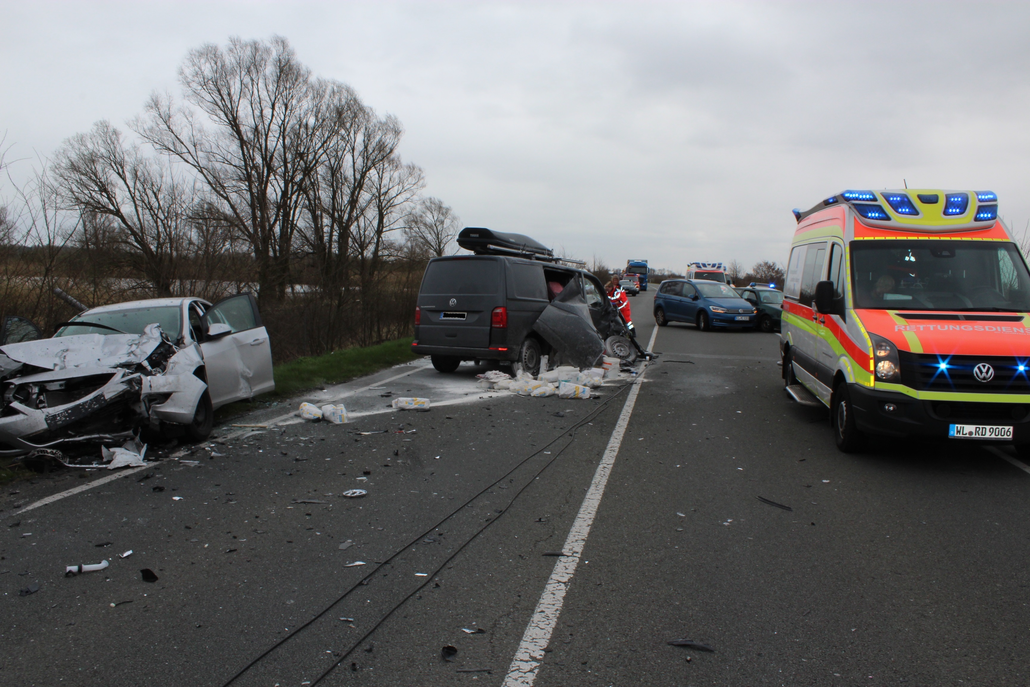 Der Transporter des Verurschers steht auf der Gegenfahrbahn, der Audi (links) war in den Vordermann geknallt