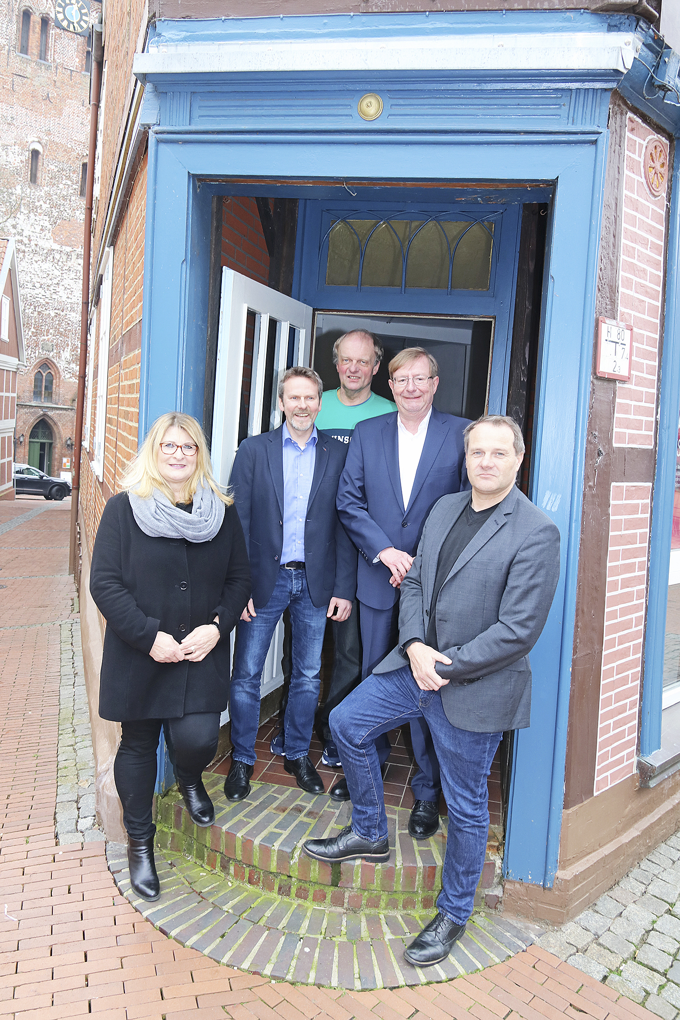 Die Kooperationspartner des "Fachmarkt"-Projektes (v. li.): Ute Mahler, Michael Leska, Volker Bösch und Klaus-Dietmar Otto vom DRK sowie Stadtmarketing-Chef Dr. Andreas Schäfer Foto: jd
