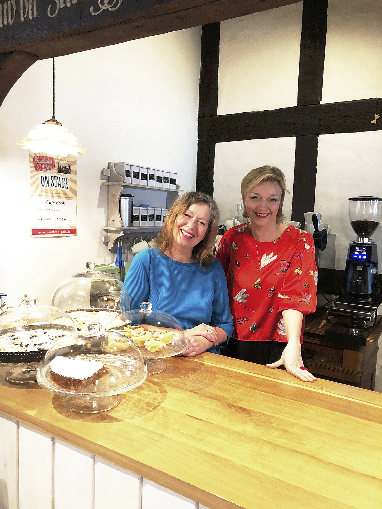 Freuen sich über den Erfolg ihres "CaféBook": Susanne Walsleben (li.) und Valerie Höhne