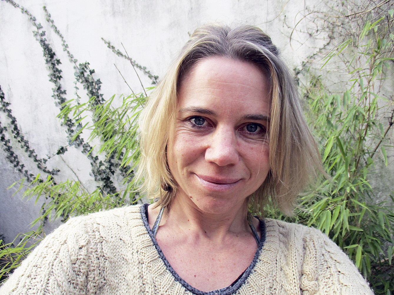 Permakultur Designerin Ulrike Oemisch informiert darüber, wie jeder in seinem Umfeld wieder zu lebendigen Lebensräumen zurückfinden kann