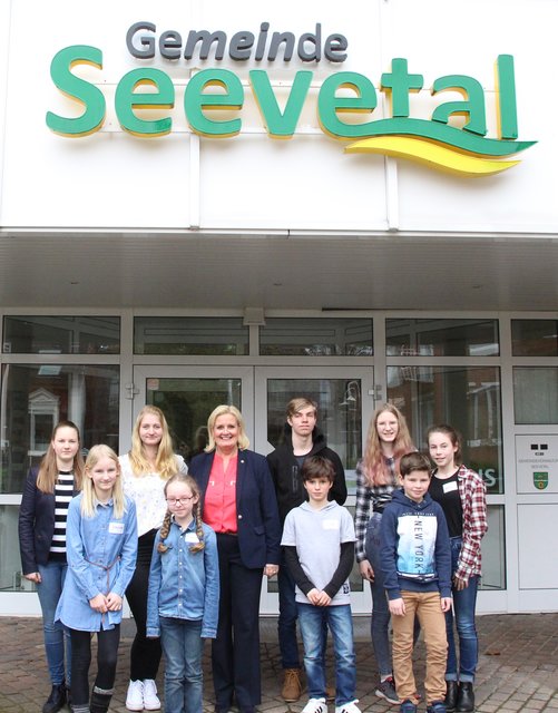 Am Zukunftstag im Seevetaler Rathaus: die Teilnehmer mit Bürgermeisterin Martina Oertzen | Foto: Gemeinde Seevetal