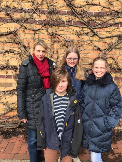 Politik hautnah erlebt (v. li.): Bundestagsabgeordnete Svenja Stadler begrüßte die Zukunftstag-Teilnehmer Christoph Meyer-Veden, Greta Führer und Jona Sophie Mandel | Foto: Svenja Stadler