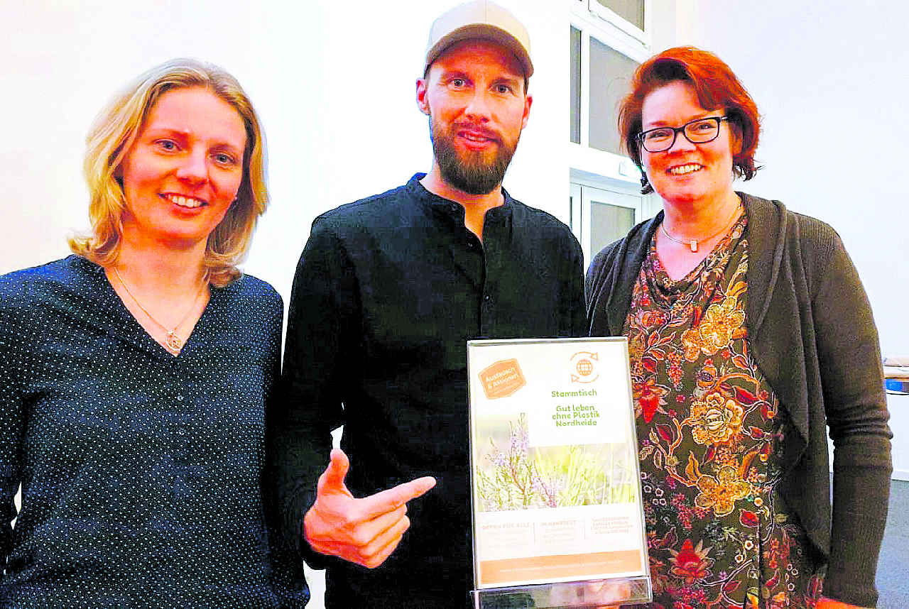 "Daumen hoch" für den Hanstedter Stammtisch "Gut leben ohne Plastik
Nordheide": Meeresbiologe und Umweltschützer Robert Marc Lehmann gefällt das neue lokale Aktionsbündnis, das Kirsten Ahsendorf (re.) und Dagmar Penzlin gegründet haben