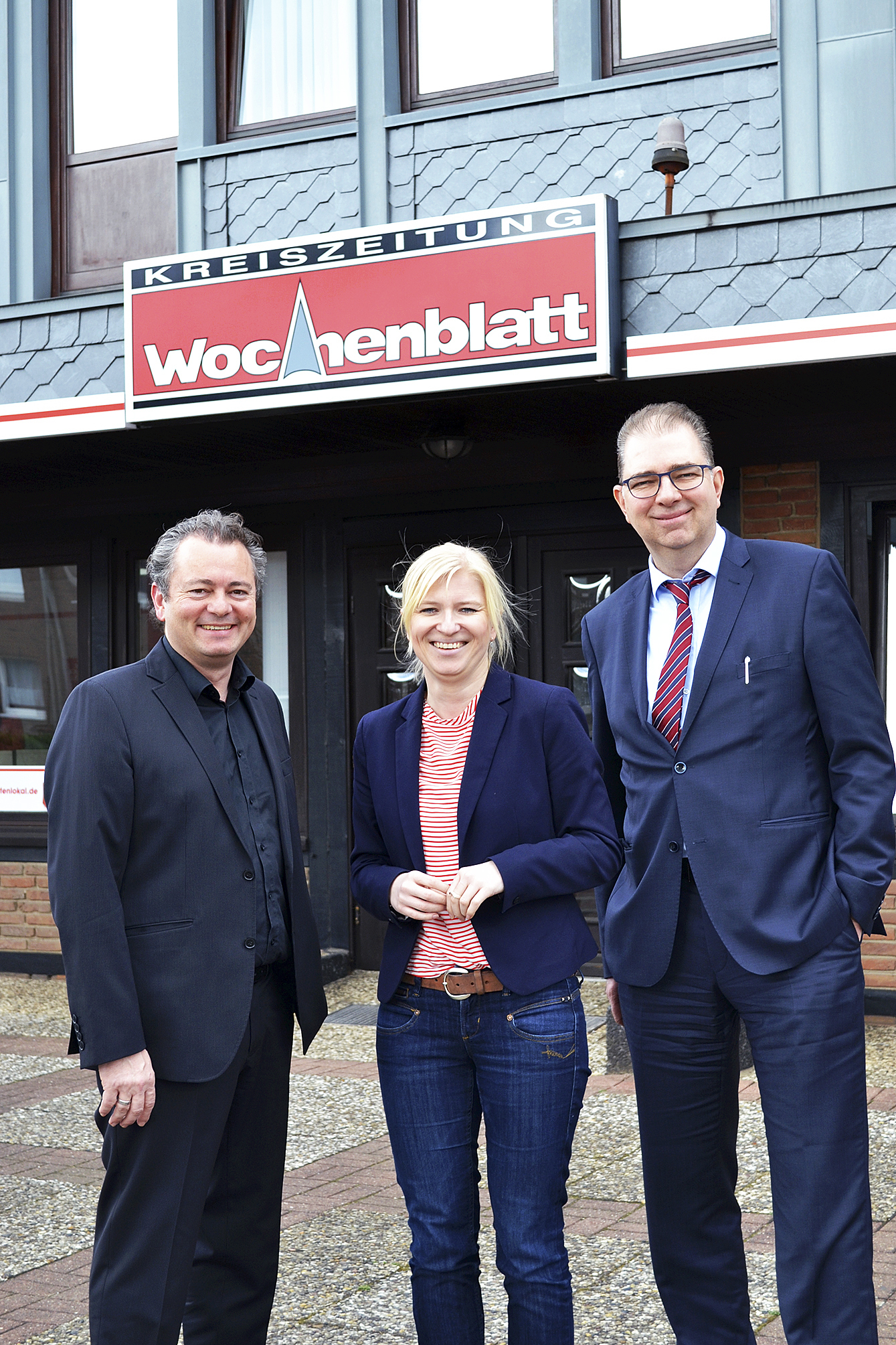 WOCHENBLATT-Geschäftsführer Stephan Schrader (v. li.) mit Dr. Annika Wilkening, Bereichsleiterin Marketing und Kommunikation bei der IHK, und IHK-Präsident Andreas Kirschenmann