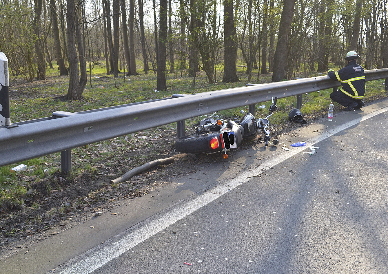 Der Motorradfahrer prallte an der Autobahnabfahrt gegen die Leitplanke