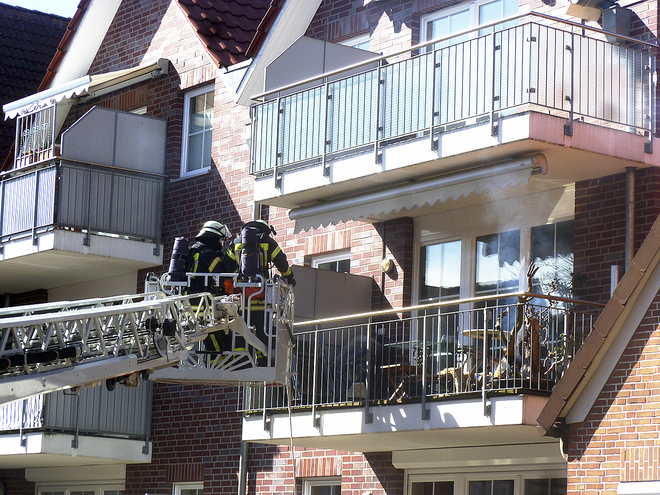 Die Feuerwehr hatte den Brand des Holzes auf dem Balkon schnell unter Kontrolle
