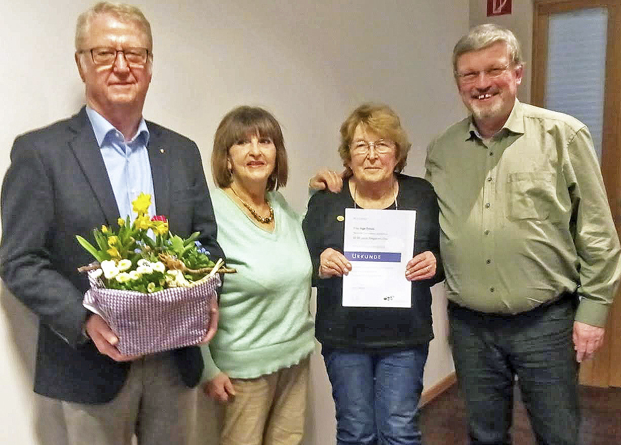 Bei der Ehrung gratulierten Inge Scholz (3.v.li.) der 1. Vorsitzende des Stader Chorverbandes Hans-Hermann Raap (v.li.), die Vorsitzende des Chores Dreiklang Petra Erichsen und Dirigent René Clair