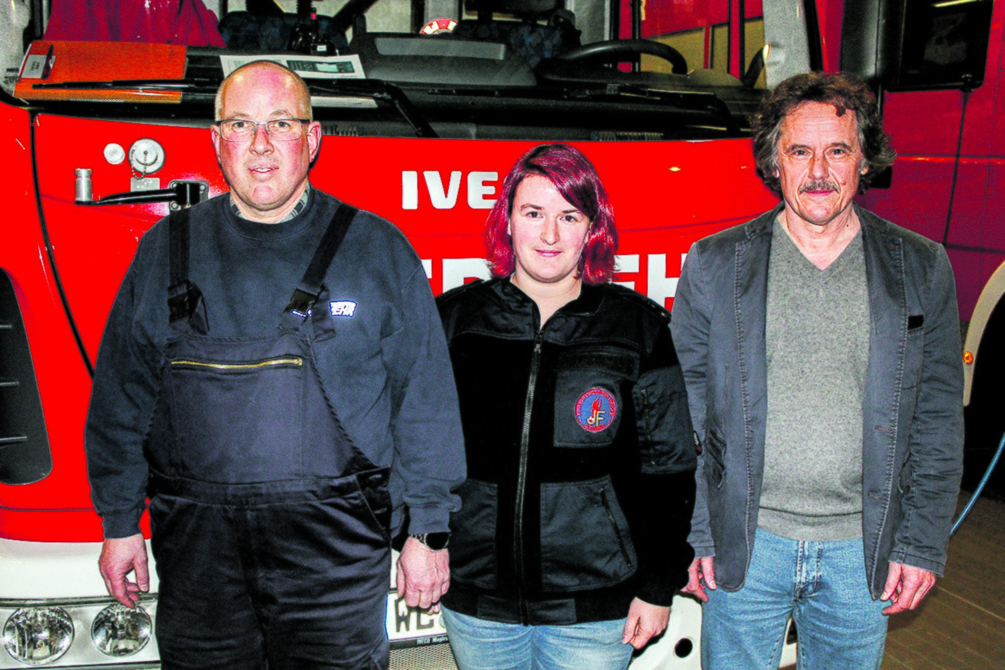 Freuen sich über den Verfahrensausgang (v. li.): Ortsbrandmeister Jörg Micsek, Kristin Hacker und Matthias Öhler Foto: thl