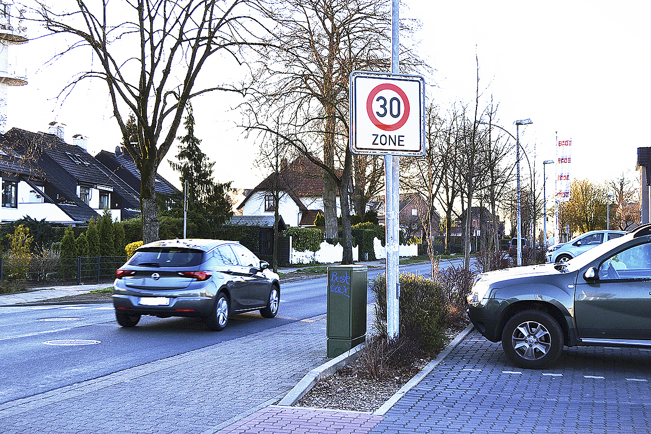 Damals stand das Tempo 30-Schild nur an der ersten Ausfahrt vom Bade-Parkplatz auf die Poststraße