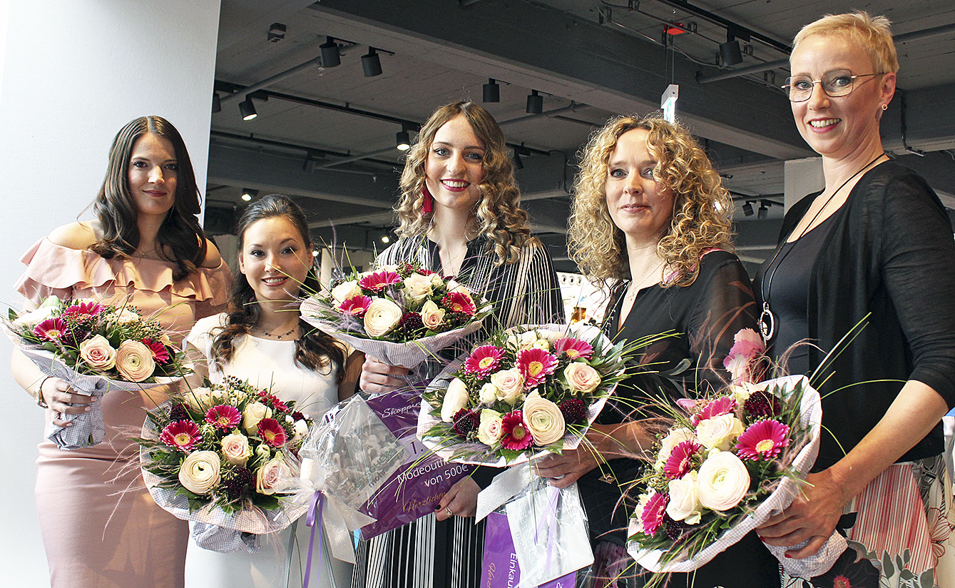 Sie nahmen bei der Wahl der Shopping Queen by Mohr teil: Gianna Niem (v. li., Platz 5), Vanessa Treiber (Platz 4),
Melanie Voerman (Platz 1), Kerstin Ickes (Platz 2) und Susanne Stübs (Platz 3)