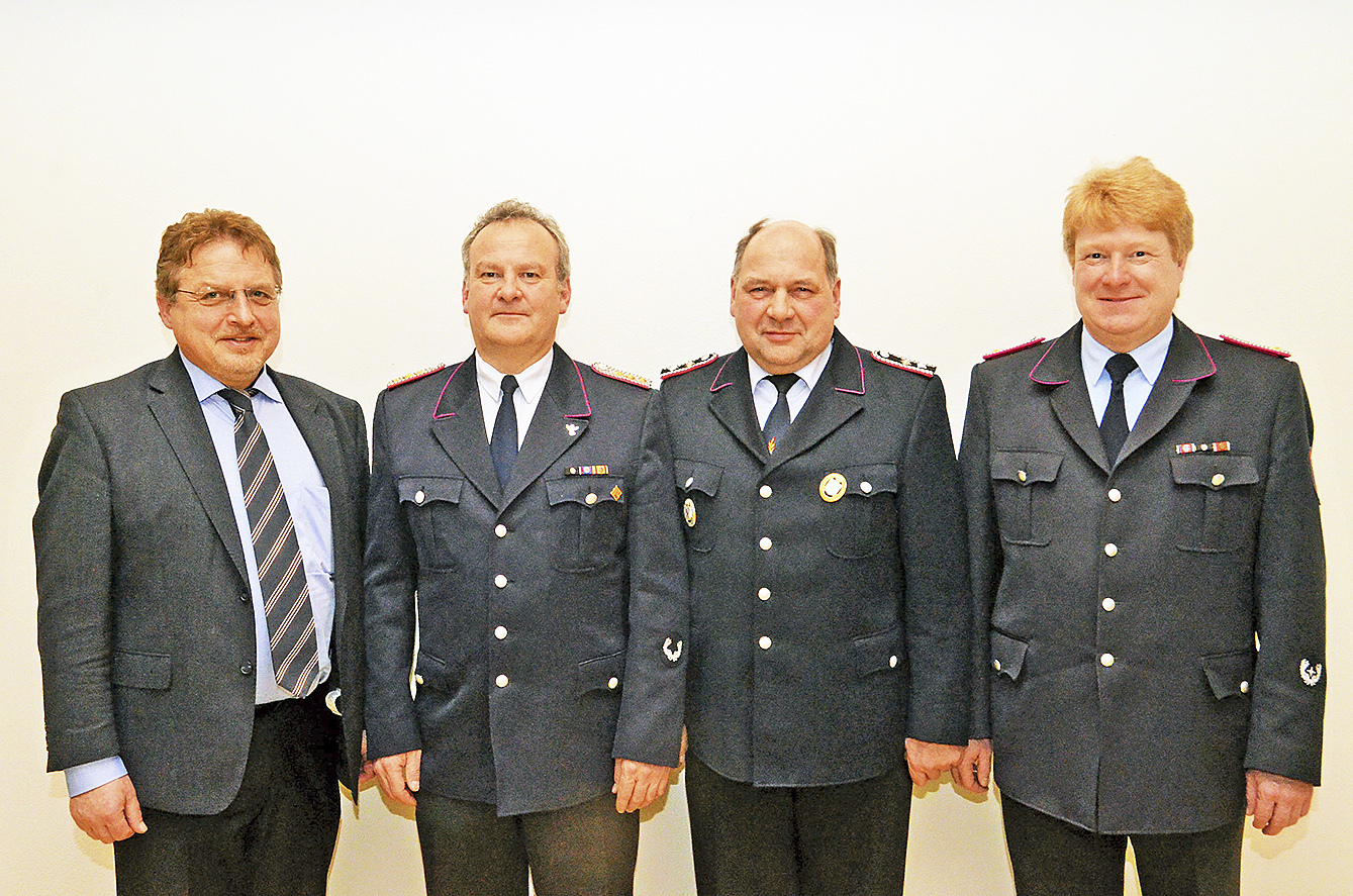 Auf der Versammlung (v. li.): Verwaltungschef Wolfgang Krause, Ortsbrandmeister Norbert Petersen, Bürgermeister Horst-Günter Jagau und Gemeindebrandmeister Jörn Petersen Foto: Mathias Wille