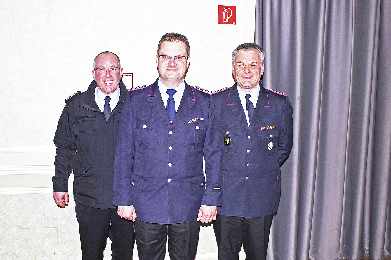 Wurden zu Ehrenbeamten ernannt (v. li.): Jörg Micsek, Stefan Heick und Jens Neven Foto: thl