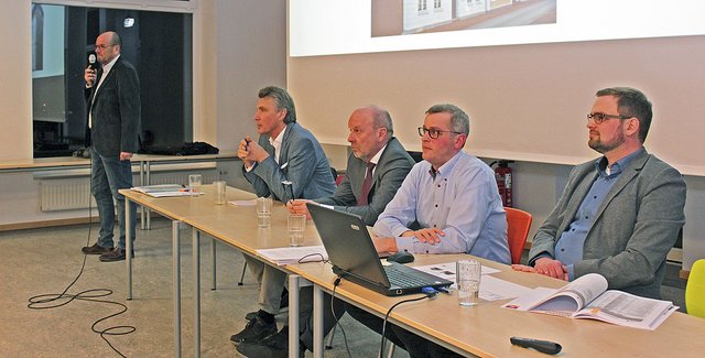 Frank Irmer (v.li.), Hans-Jürgen Detje, Dr. Klaus Halter, Knut Willenbockel und Jan-Henning Pantel stellten sich der Kritik Foto: jab