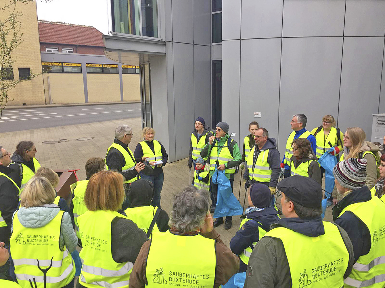 Startschuss für die große Aufräumaktion "Sauberhaftes Buxtehude" Foto: Hansestadt Buxtehude