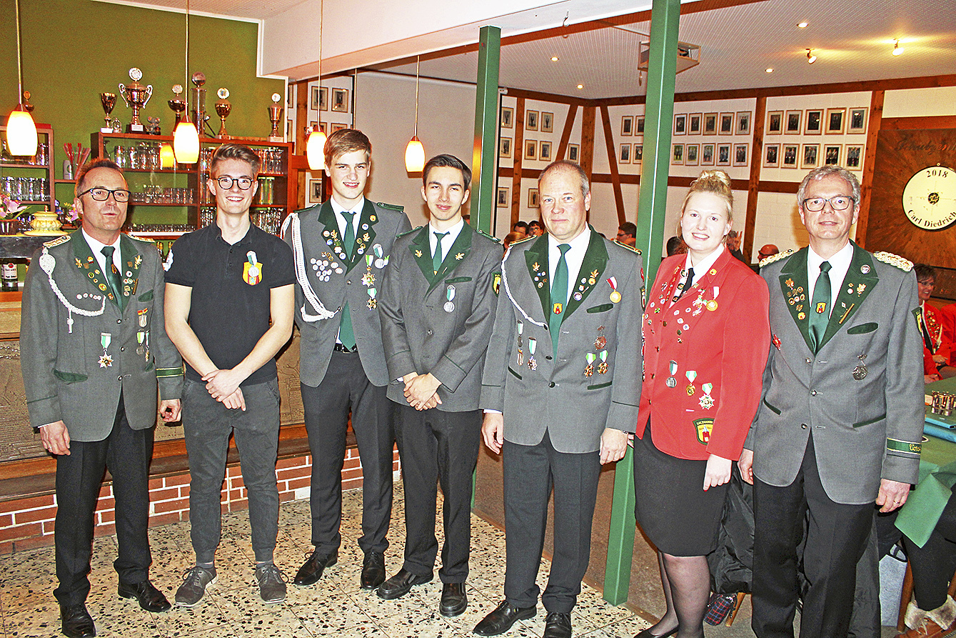 Wurden geehrt (v. li.): Carsten Schulenburg, Jakob Schulenburg, Lennart Niemeyer, Florian Körner, Horst Neben junior, Carolin Putensen und Dirk Hornbostel Foto: ce