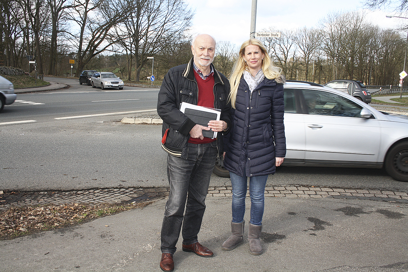 Katrin Werner und Ortsbürgermeister Wilhelm Pape an der
vielbefahrenen Kreuzung Steinbecker Straße/B75 Fotos: Pape/os