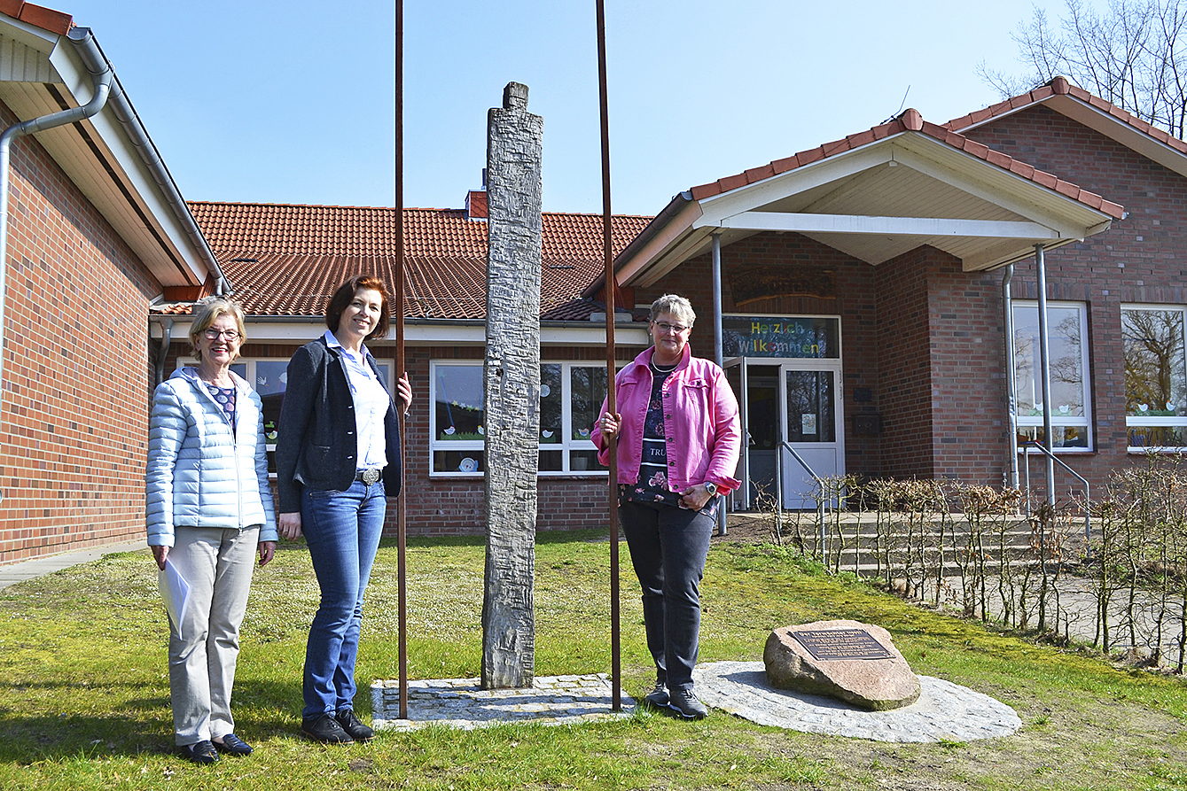 Mit dem "Torwächter" (v. li.): Lilian Bormann von der Irene und Friedrich Vorwerk-Stiftung, Schulleiterin Anke Gühne und
Bürgermeisterin Birgit Horstmann Fotos: bim