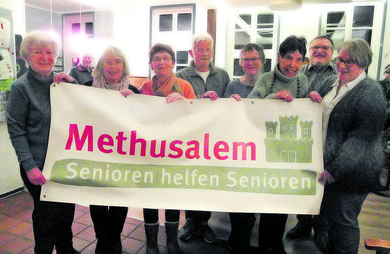 Der neue Vorstand wurde gewählt (v.li.): Renate Heise, Hella Beck, Astrid Rehberg, Klaus Oltmanns, Angelika Schmidt, 1.Vors. Elke Ebers, 2.Vors. Peter Hoffmann und Ulla Lehmkau Foto: Methusalems