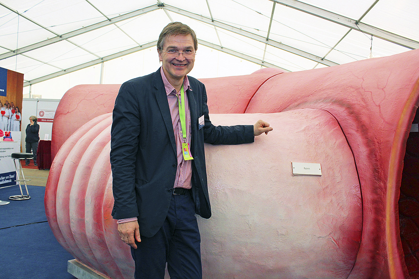 Dr. Carl Schaefer, Chefarzt der Kardiologie im Elbe Klinikum Buxtehude mit einer begehbaren Arterie