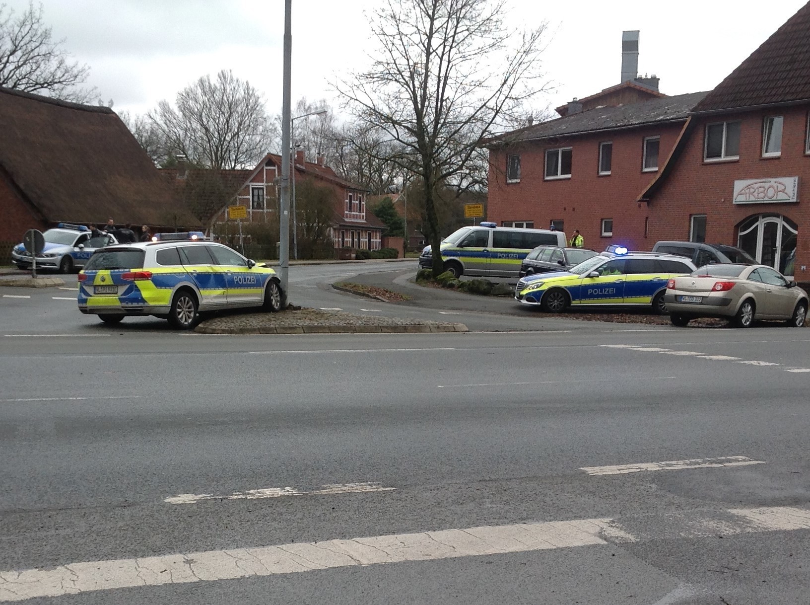 Im März kam es an der Kreuzung zu einem Unfall,
an dem ein Polizeifahrzeug beteiligt war