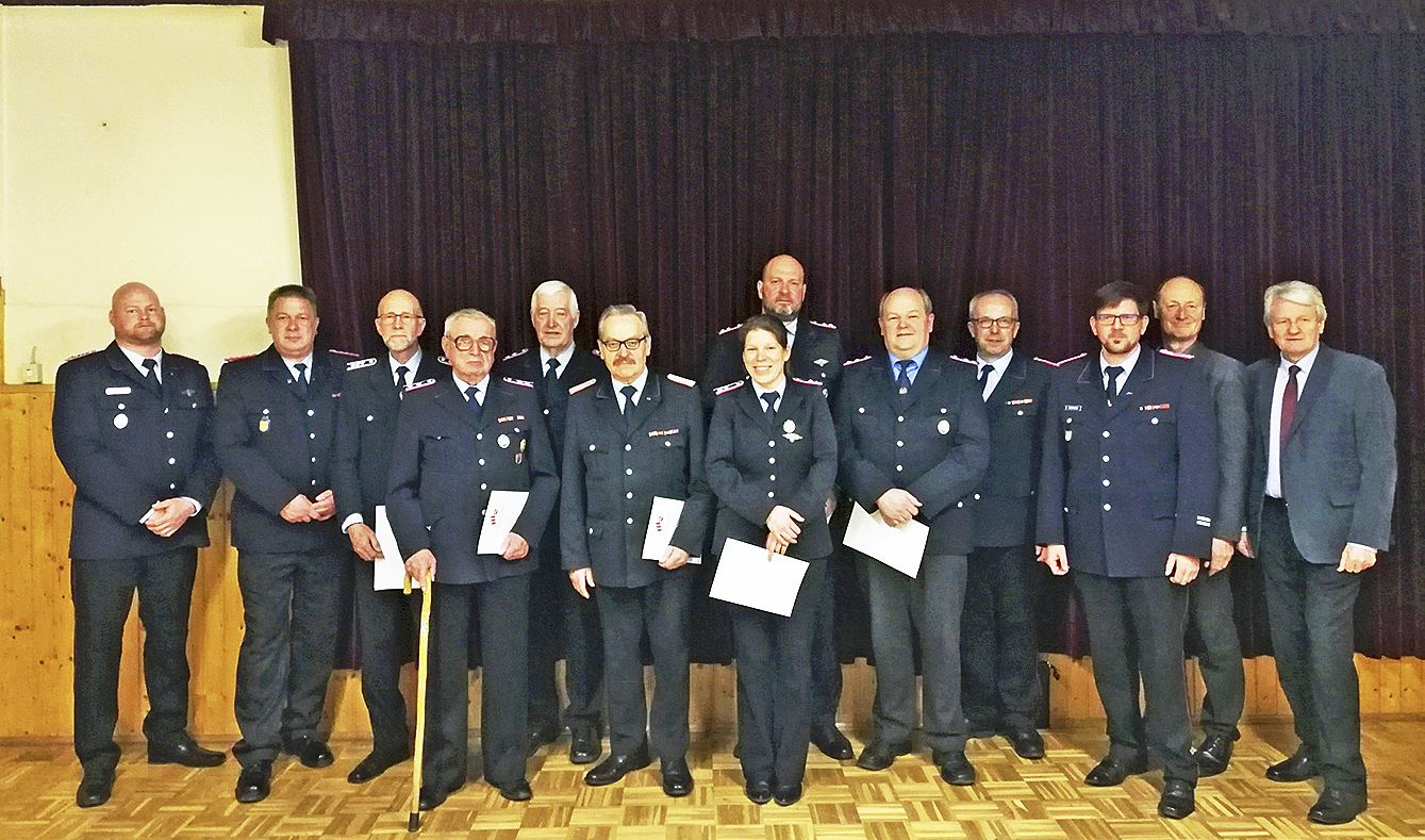 Auf der Versammlung: die Geehrten, Beförderten und Ernannten mit Bürgermeister Uwe Harden (re.) Foto: Lutz Wreide