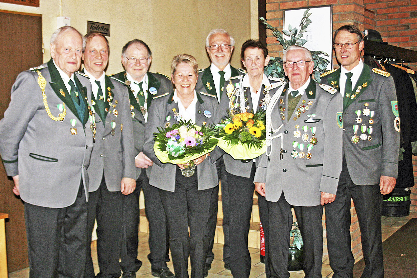 Gratulation für Geehrte und Gewählte (v. li.): zweiter Kommandeur Hans Heiner Henze, zweiter Vorsitzender Horst Putensen, Unterkreiskönig Peter Behr, Geschäftsführerin Edith Spießl, Werner Hutsch, erste Schießoffizierin Giesela Meyer, zweiter Schießoffizier Klaus Ziehn und
Vereinsvorsitzender Gerhard Putensen Foto: Schützenverein Garlstorf-Gödenstorf