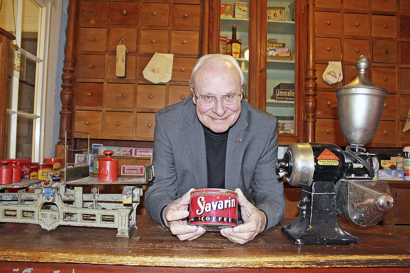 Erst Kaffeedose, dann Farbdose, jetzt Ausstellungsstück: Dieter-Theodor Bohlmann mit einer alten Dose der US-Instant-Kaffeemarke "Savarin", dem neuesten Museumszugang in "Tante Rosas Laden"